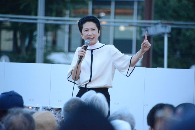 街頭演説する蓮舫氏(2024年7月3日、調布駅前)