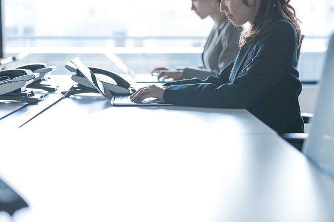 オフィスで働くビジネスウーマン