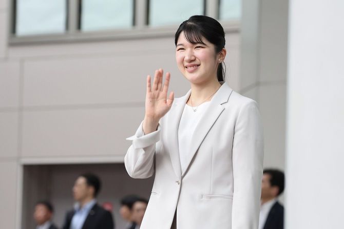 JR金沢駅で集まった人たちに手を振られる天皇、皇后両陛下の長女愛子さま=2025年5月18日、金沢市