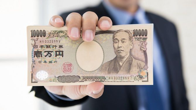 豊富な資金があることを誇示するビジネスマン
