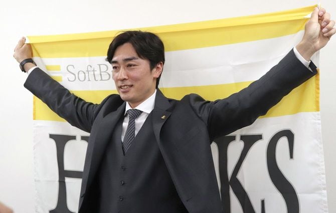 契約を更改したソフトバンクの和田毅投手＝2023年12月25日午後、福岡PayPayドーム