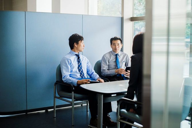 ビジネスチームオフィスで働く