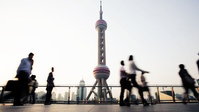 上海のランドマークと行き交う人々