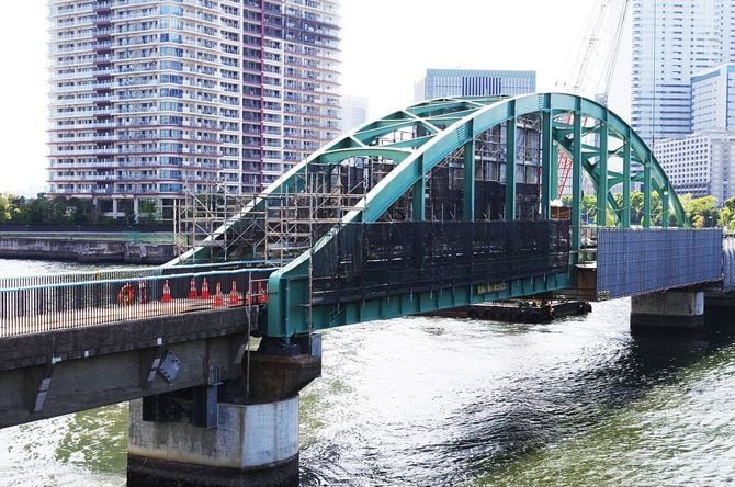 遊歩道化工事が進む現在の晴海鉄道橋。錆を落とし竣工当時の色調の復元が進んでいる