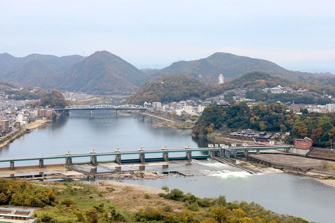 右手に犬山城。奥の橋の左たもとに鵜沼城