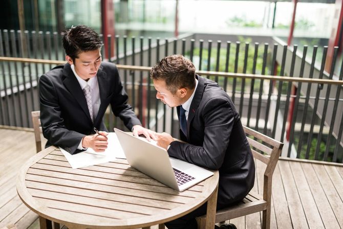 机で一緒に取り組むビジネス仲間