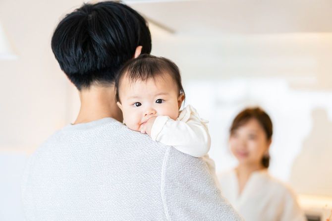 育児や家事を分担する若い夫婦