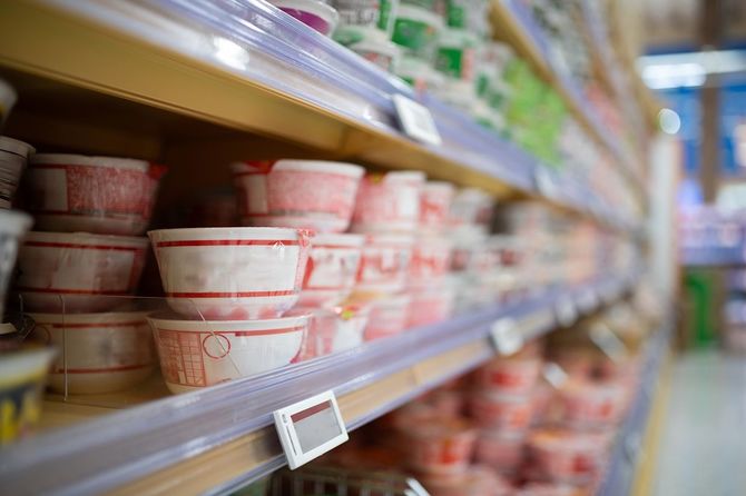 棚に並ぶカップラーメン