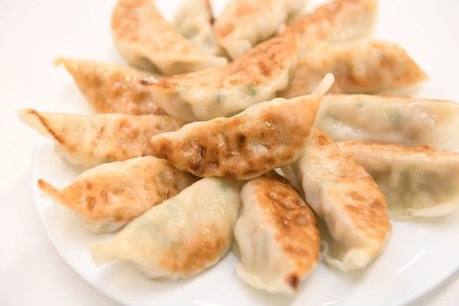 調理中からニンニクのニオイが漂う「東スポ餃子」