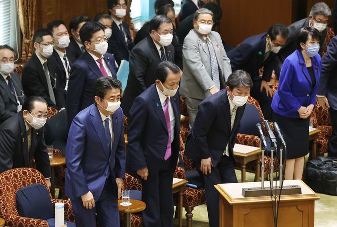 参院予算委員会で2020年度補正予算案が全会一致で可決され、一礼する安倍晋三首相（手前左端）ら