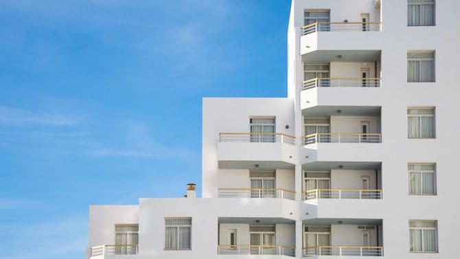 晴れた日の現代的な白い建物の建築の詳細