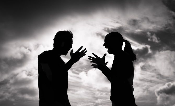 激しく口論する男女