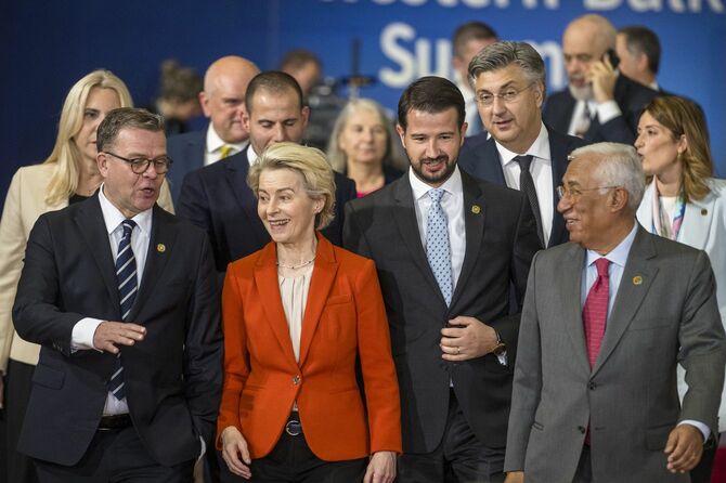 2024年12月18日、ベルギー・ブリュッセルにある欧州理事会本部で開催されたEU・西バルカン首脳会議に先立ち、フィンランドのオルポ首相(左)、欧州委員会のフォンデアライエン委員長(右)、モンテネグロのミラトビッチ大統領、コスタ欧州理事会議長(右)が集う