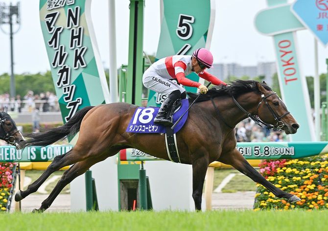 第27回NHKマイルカップ(GI)を制した川田将雅騎乗のダノンスコーピオン=2022年5月8日、東京競馬場