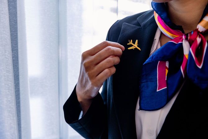 仕事の準備をする旅客機の客室乗務員