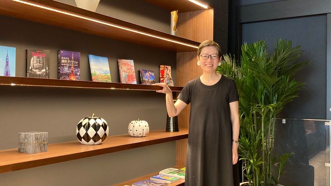 7月にオープンしたばかりのホテル「LOF HOTEL Shimbashi」のロビーに立つ薄井シンシアさん