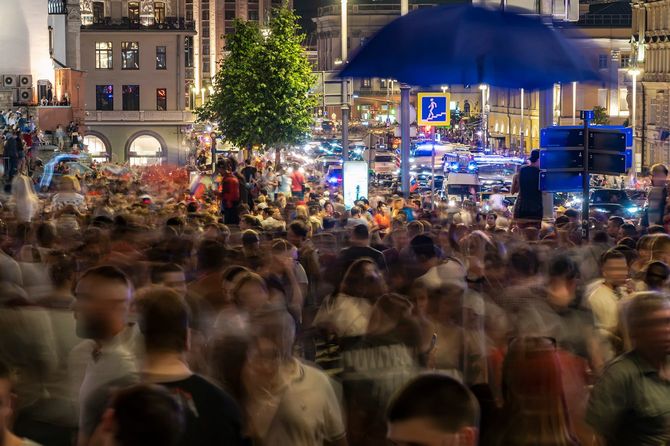 モスクワ市の道を埋め尽くす群衆