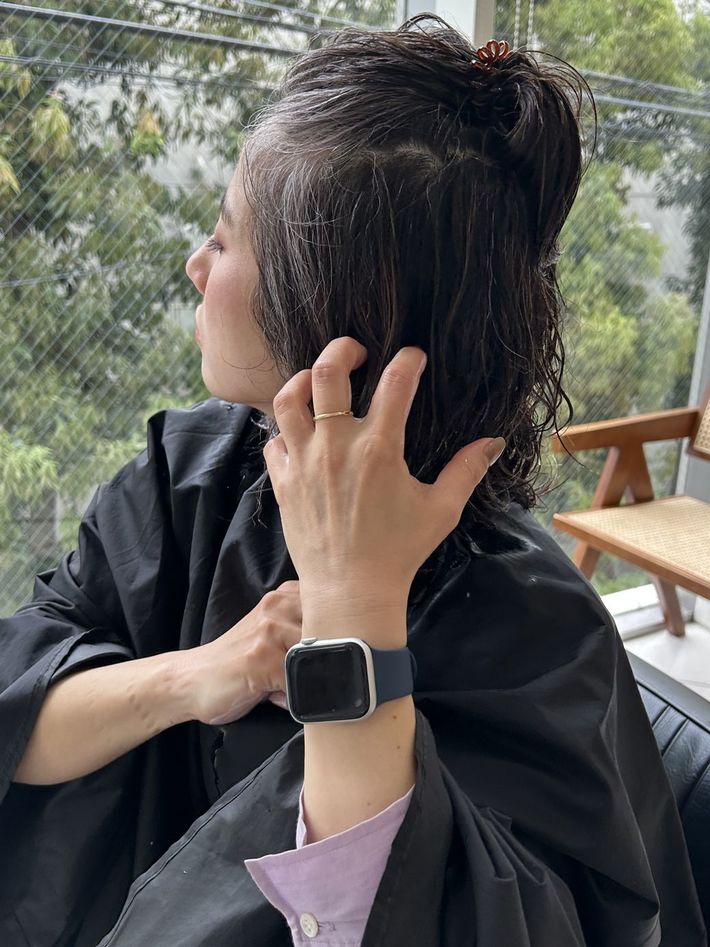 手ぐしでとかすようにしながら、毛先からクリームを髪全体になじませます。