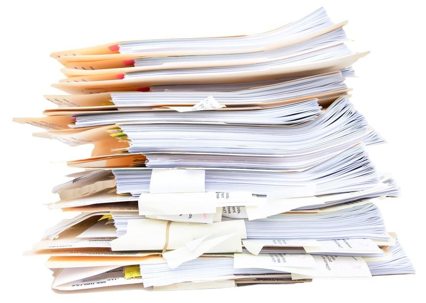 積み重なる書類の山