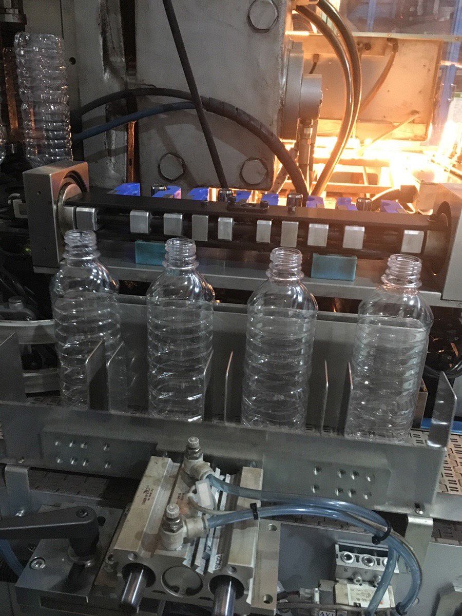 工場でのペットボトル製造