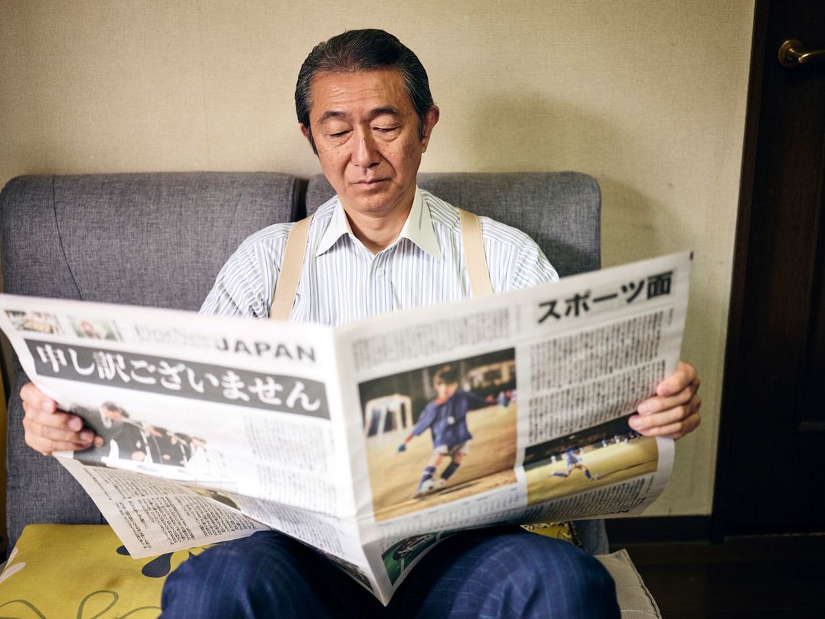 新聞を読むシニア男性