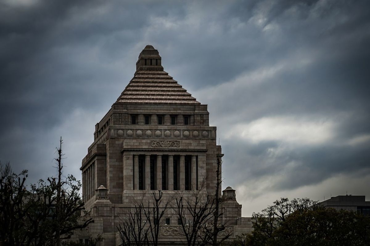 議会と曇り空