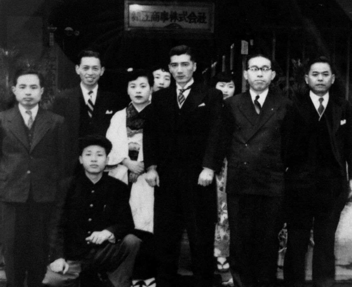 昭和27 年（1952）、本社前で。中央が幸一