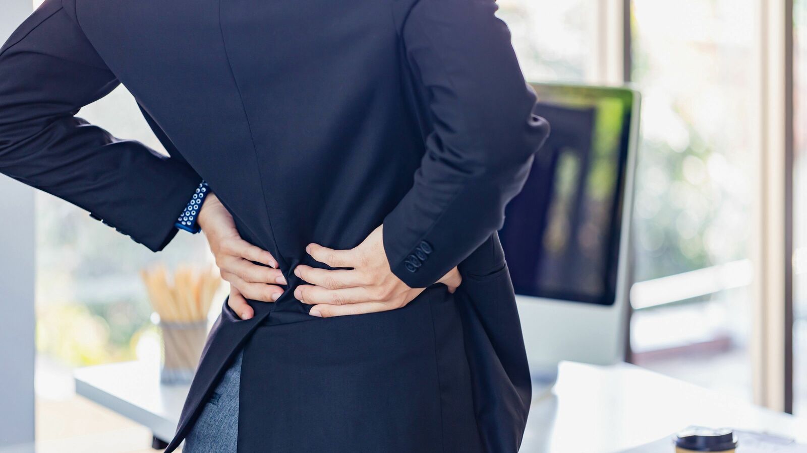 ｢気をつけの格好=よい姿勢｣は大間違い…意識が高い人ほど陥る｢最悪な姿勢｣を手のひらでチェックする方法 見た目の信頼を損ねるだけでなく､身体の負担やトラブルの原因になる