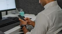 通知を切っても､画面を伏せてもダメだった…約800人の実験でわかった｢集中力を邪魔するスマホの置き場所｣