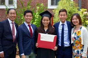 2016年、長女の勝麗がハーバード大学を卒業した際に、家族が勢ぞろいして式に参加。勝麗は、神経生物学を専攻し、首席卒業で卒業式ではスピーチも行った(写真提供=土方誠さん)