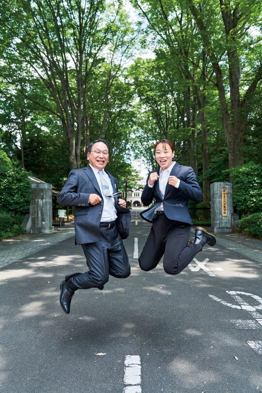 鳥取大学医学部附属病院の武中篤病院長（左）と東京オリンピック女子ボクシング金メダリストの入江聖奈さん（右）