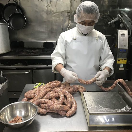 工房に立つ村上武士さん