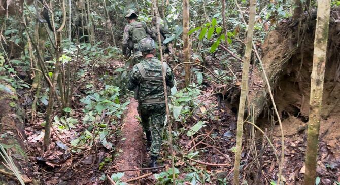 ジャングルの中を進むコロンビア軍。子供たちの残した足跡、はさみ、ミルクのボトルなどを手掛かりに捜索を続けた。