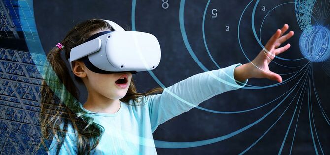 VRヘッドセットを使って仮想空間を楽しんでいる少女