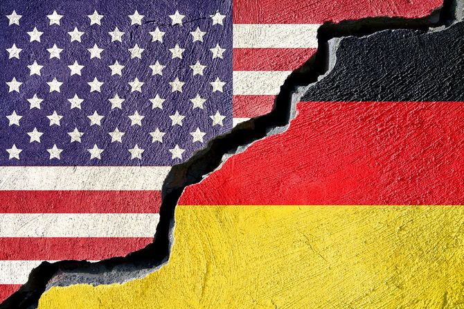 間にひびが入ったアメリカとドイツの国旗