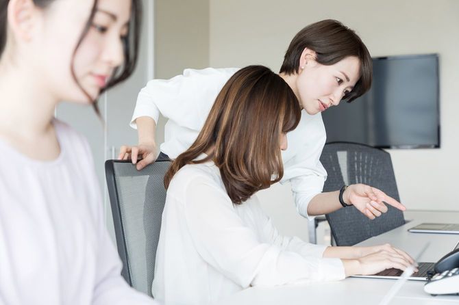 オフィスの女性のグループ