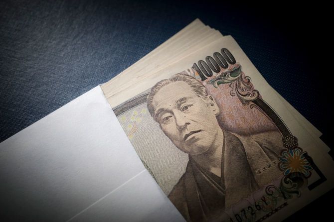 封筒に入ったたくさんの1万円札