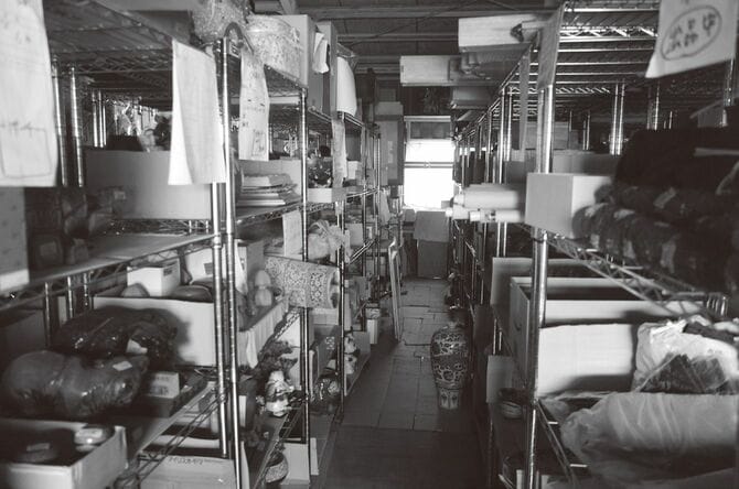 さまざまな品がしまわれたポジティブシンキングの倉庫