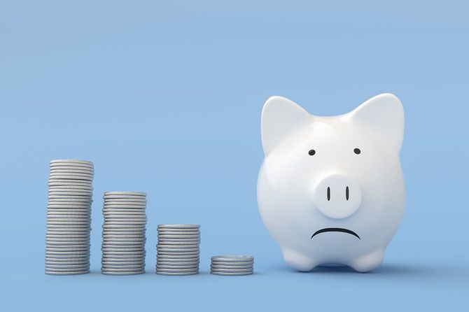 貯金箱と小銭のイメージ