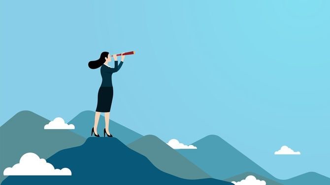 山頂から望遠鏡で遠くを眺める女性