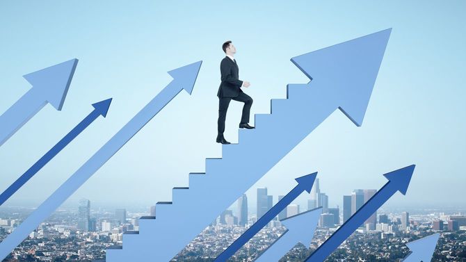 上向きの矢印の階段をのぼるビジネスマン