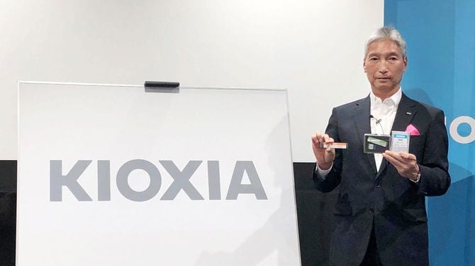 昨年10月新社名「キオクシア」のロゴを発表する東芝メモリの佐野修久常務執行役員(当時)=2019年10月30日、東京都港区