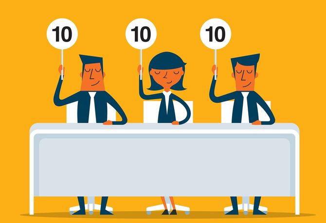 審査員が点数の札を揚げている