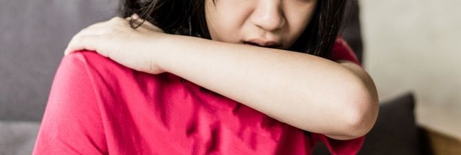 咳をしている少女