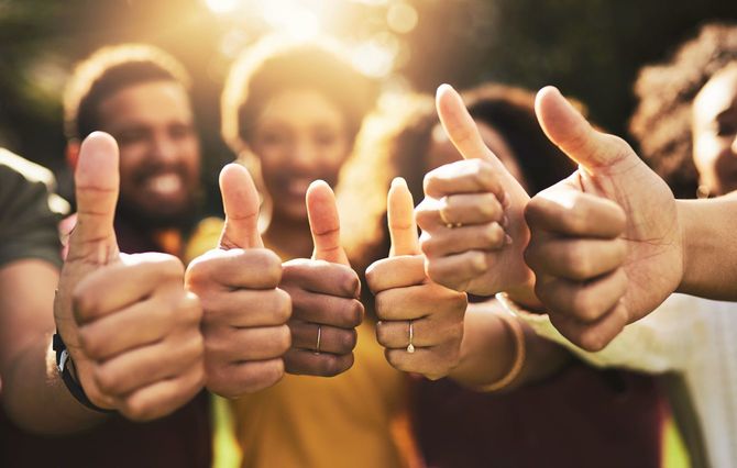 友人グループがそろってサムズアップ