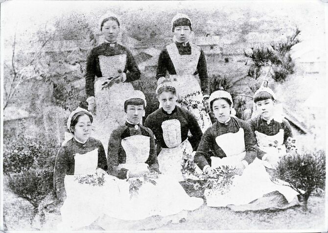 桜井看護学校1期生の卒業写真、前列右から2番目が大関和