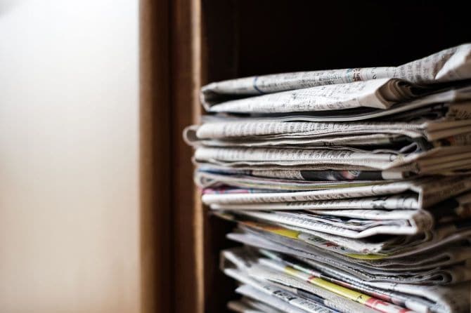棚に積み上げられた新聞