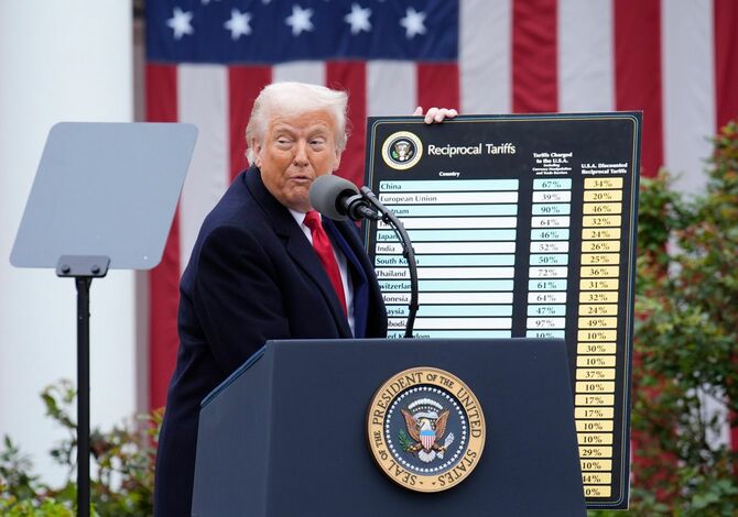 ホワイトハウスのローズガーデンで関税について発言するドナルド・トランプ米大統領(=2025年4月2日、ワシントン)