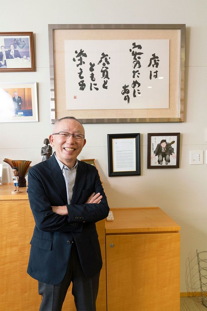 ファーストリテイリングの柳井正会長兼CEO。執務室には倉本長治の言葉「店は客のためにあり 店員とともに栄える」が掲げられている。