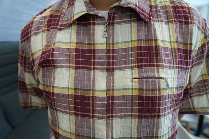 装飾が多い服の例：色数が多いチェック生地を使い、ジップ付き